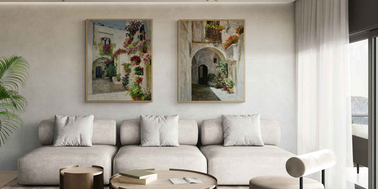 Composición de cuadros al óleo en díptico y tríptico decorando una pared de salón