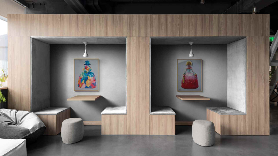 Cuadro al óleo decorativo en salón moderno con sofá y planta
