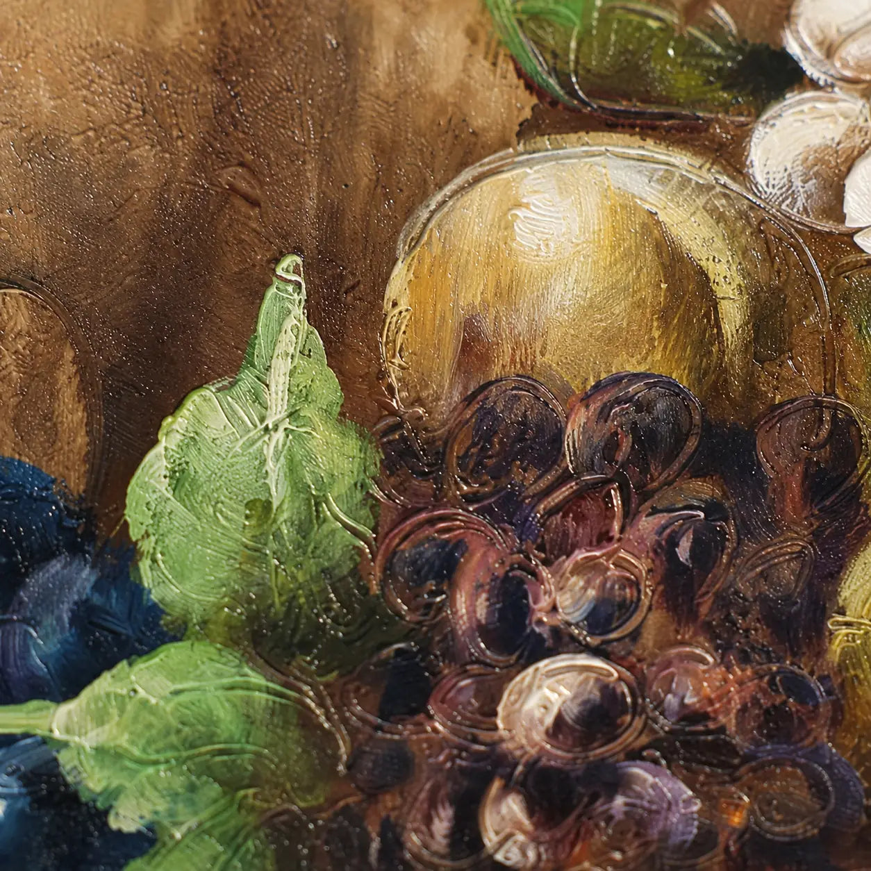 Detalle relieve bodegón frutas al óleo pintado a mano, uvas y hojas