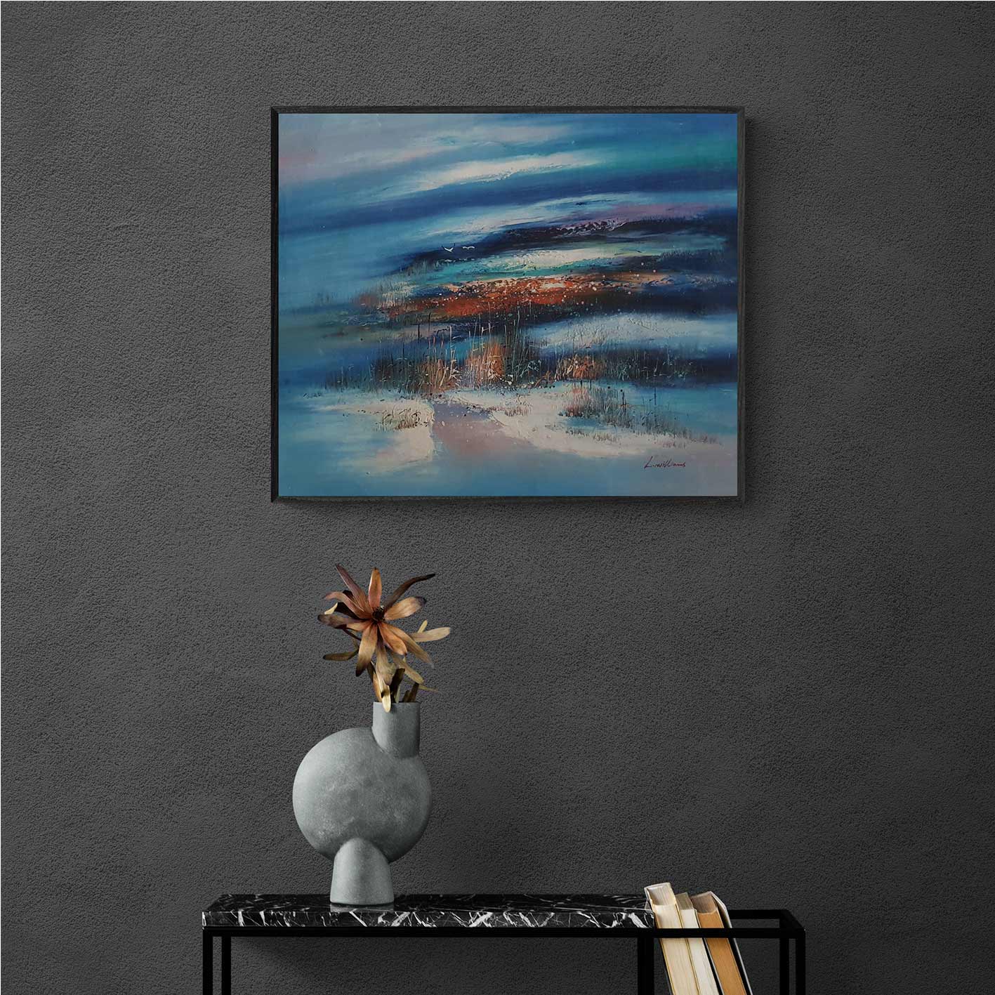 Decoración de interiores con cuadro de mar y tonos relajantes