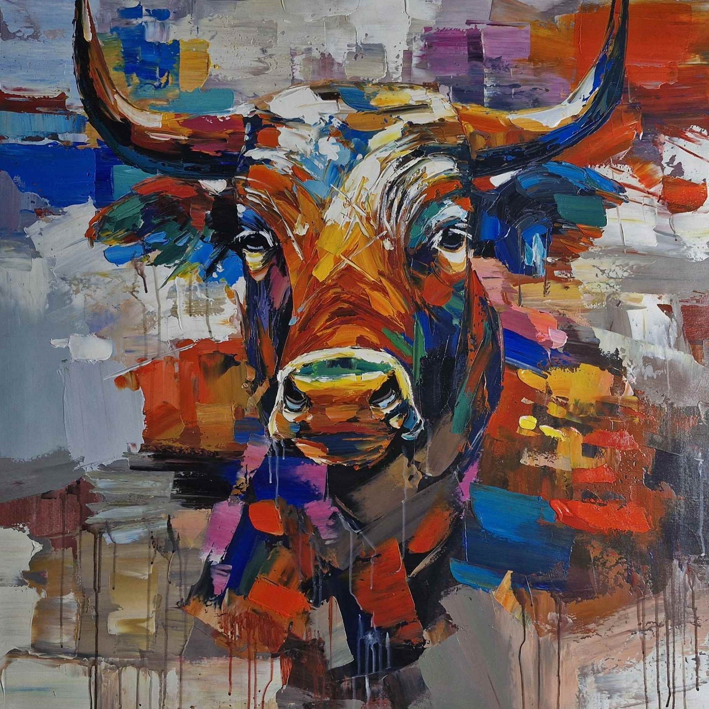 Cuadro decorativo de toro al óleo con fondo abstracto y colores intensos