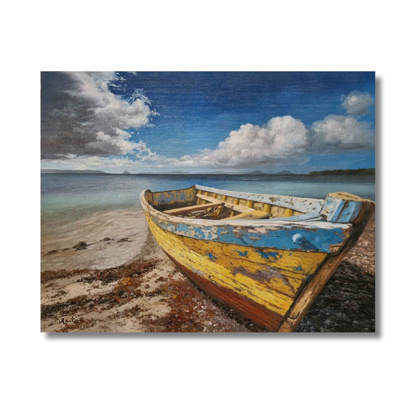 Arte marino con barca abandonada y cielo azul