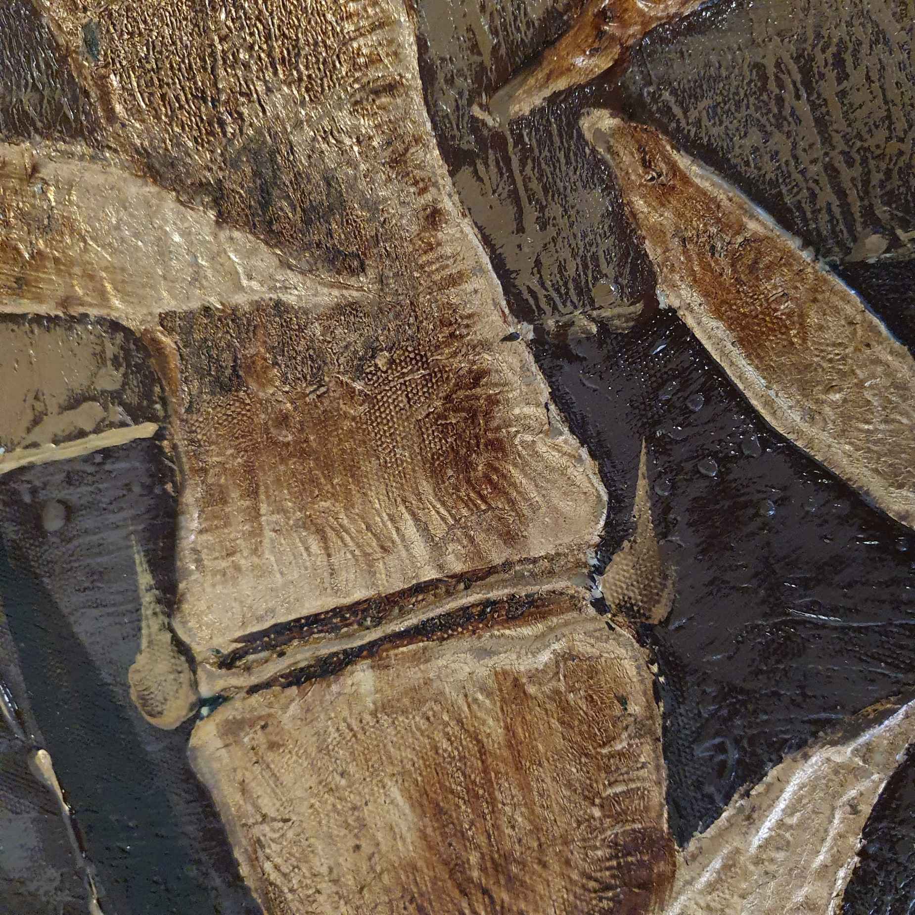 Detalle de hojas de bambu doradas sobre fondo oscuro