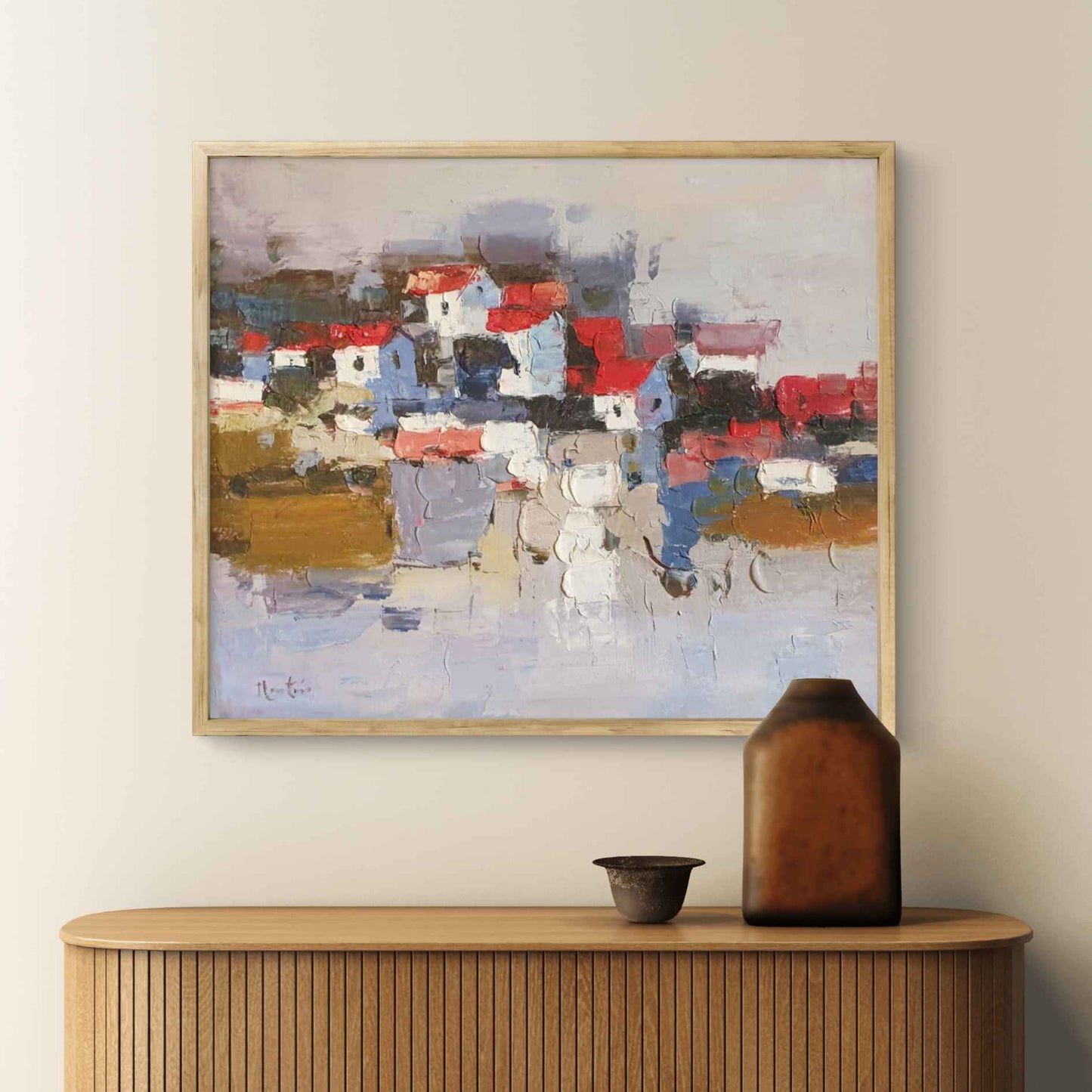 Cuadro al óleo pintado a mano con casas abstractas y reflejo en agua sobre fondo neutro