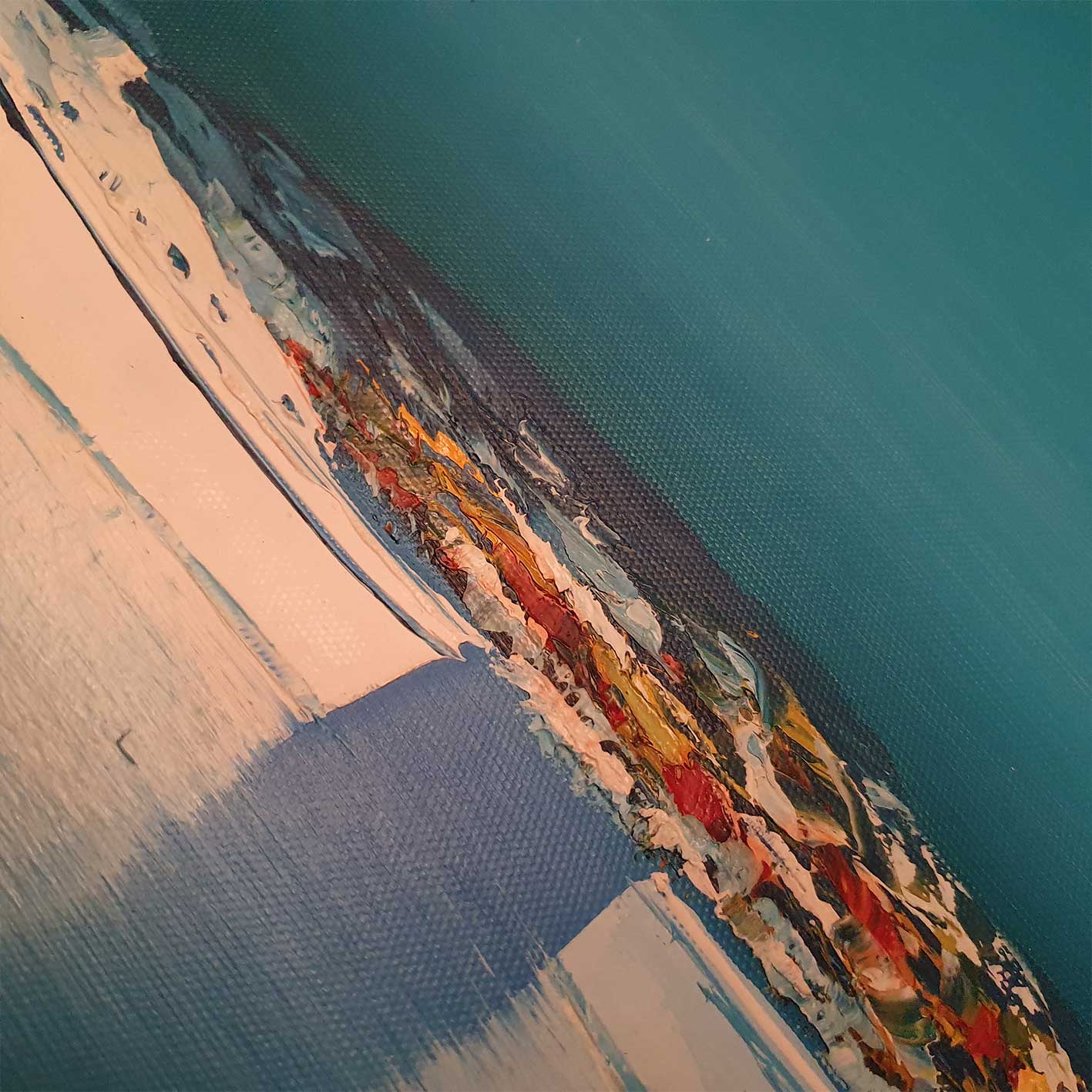 Detalle de textura de cuadro en óleo sobre lienzo artístico de paisaje marino con horizonte claro