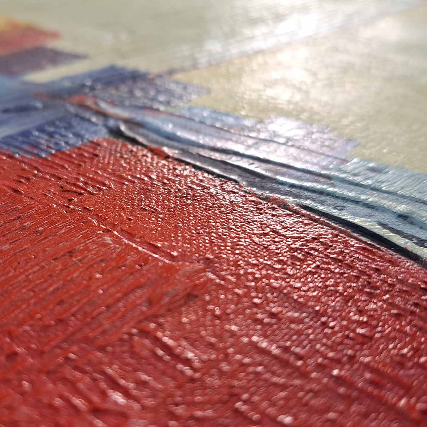 Pintura texturizada en rojo y azul con fondo neutro