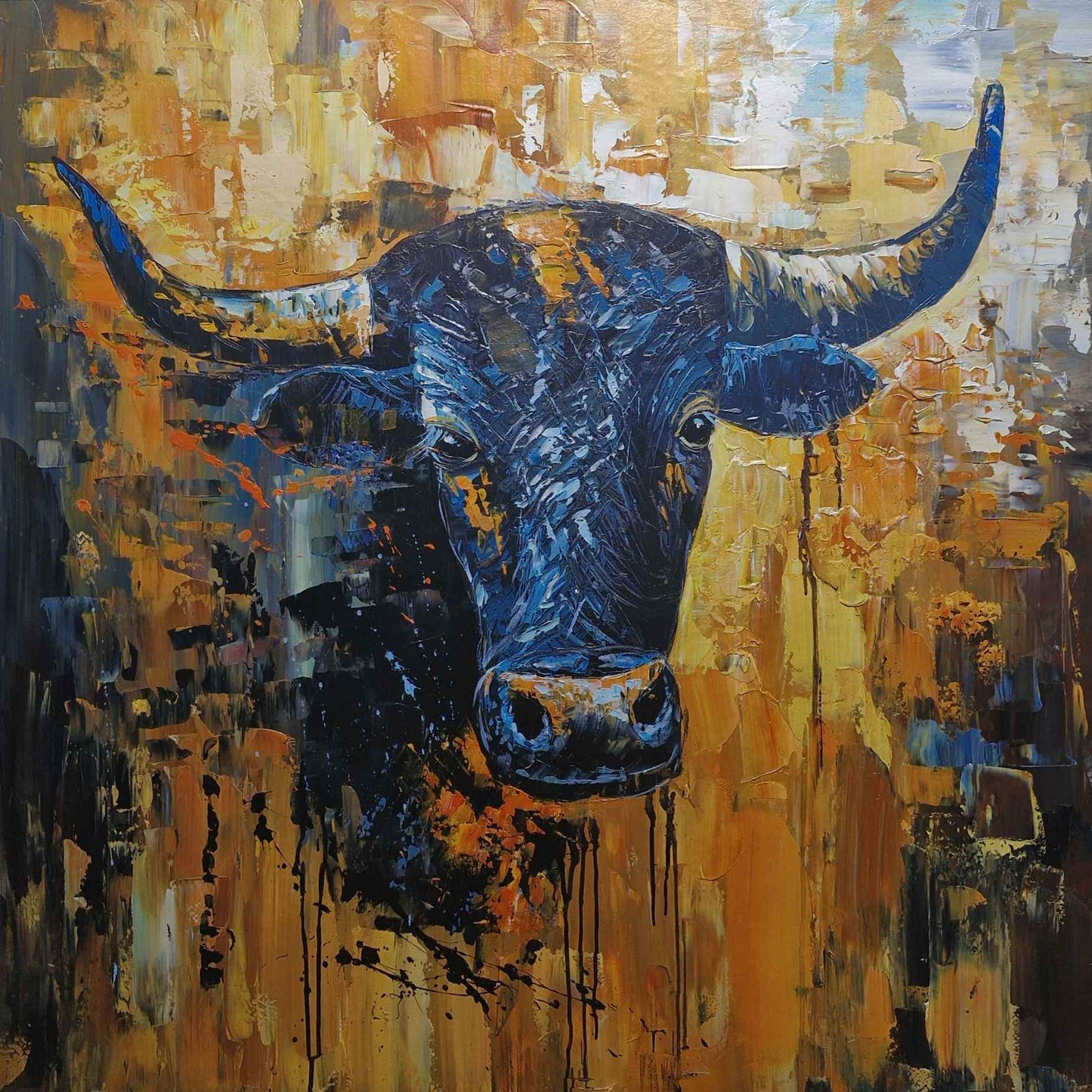 Cuadro expresivo de un toro en movimiento, con un fuerte contraste de colores y pinceladas dinámicas