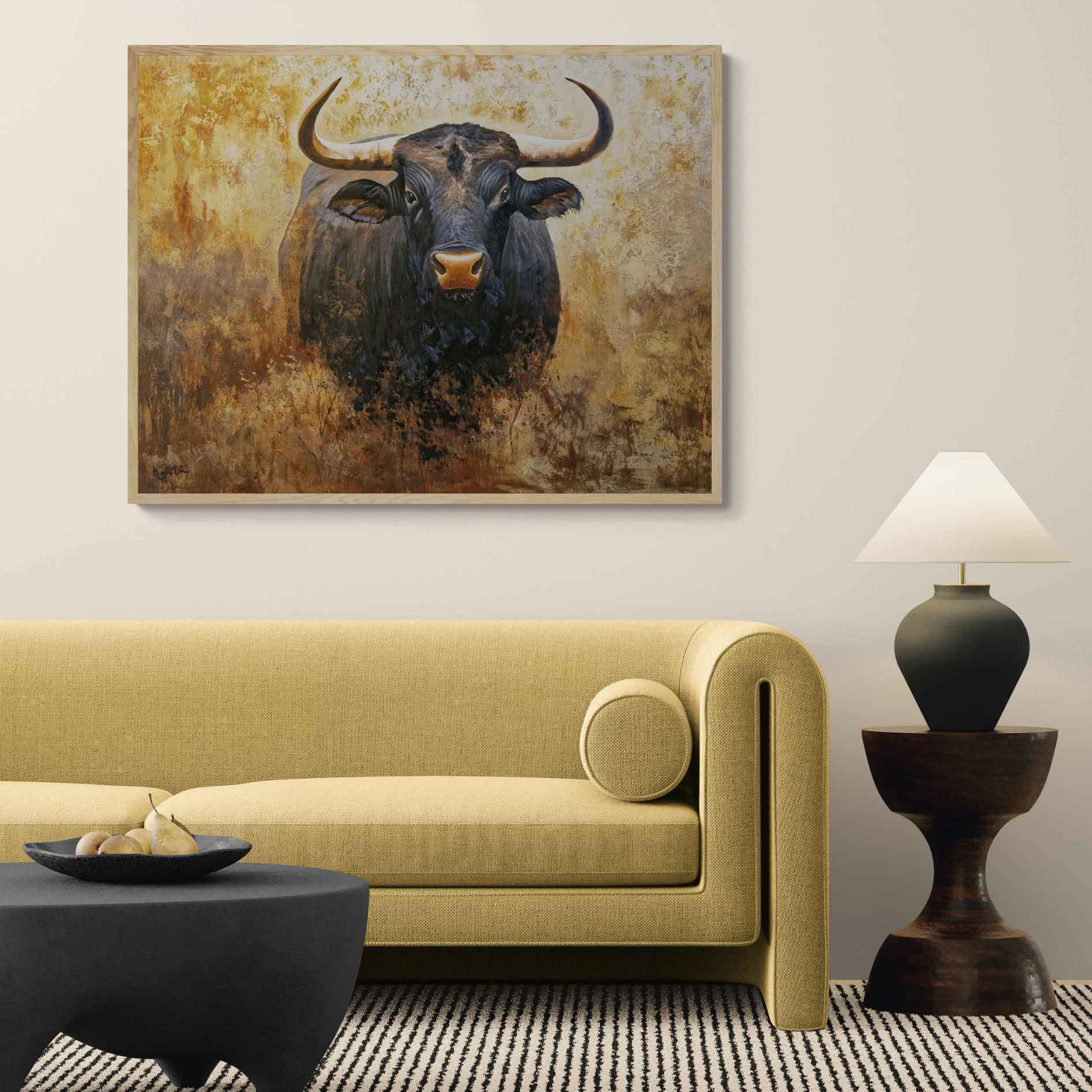 Decoración de salón con pintura de toro enmarcado