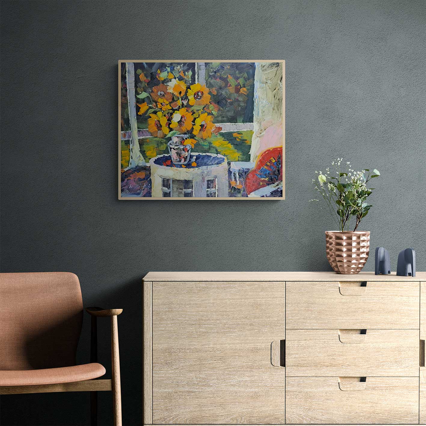 Cuadro decorativo al óleo con flores amarillas frente a una ventana